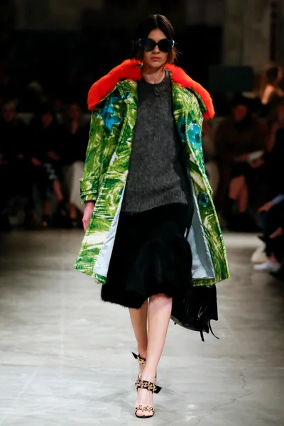 Look 16